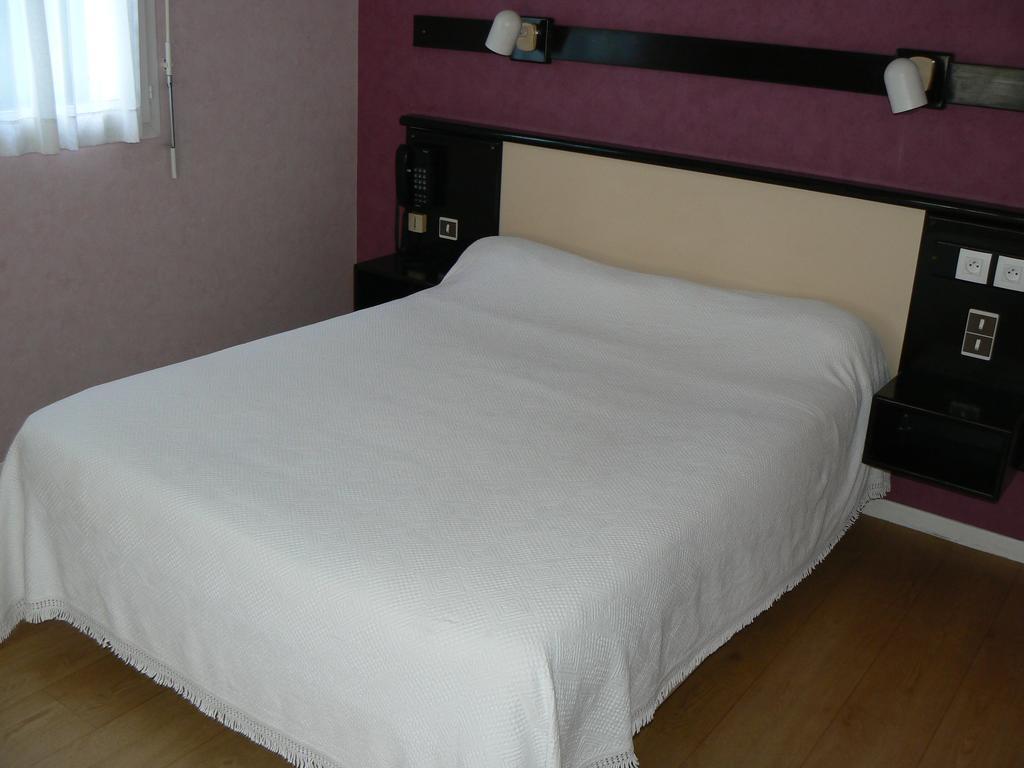 Hotel Restaurant Le Bourgneuf Morlaas Ngoại thất bức ảnh